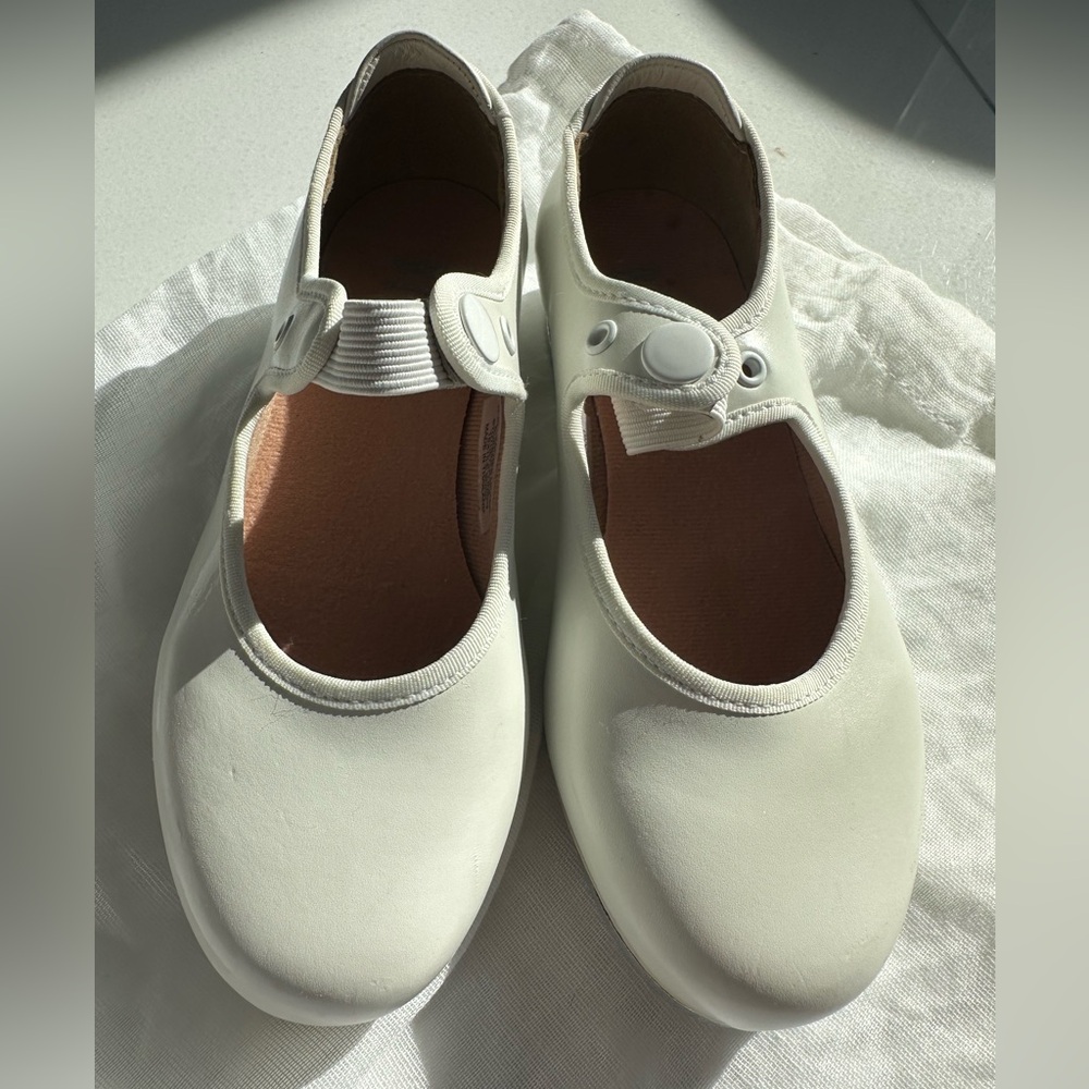 Bloch- White Mary Jane Style Shoes-size (11.5 kids)